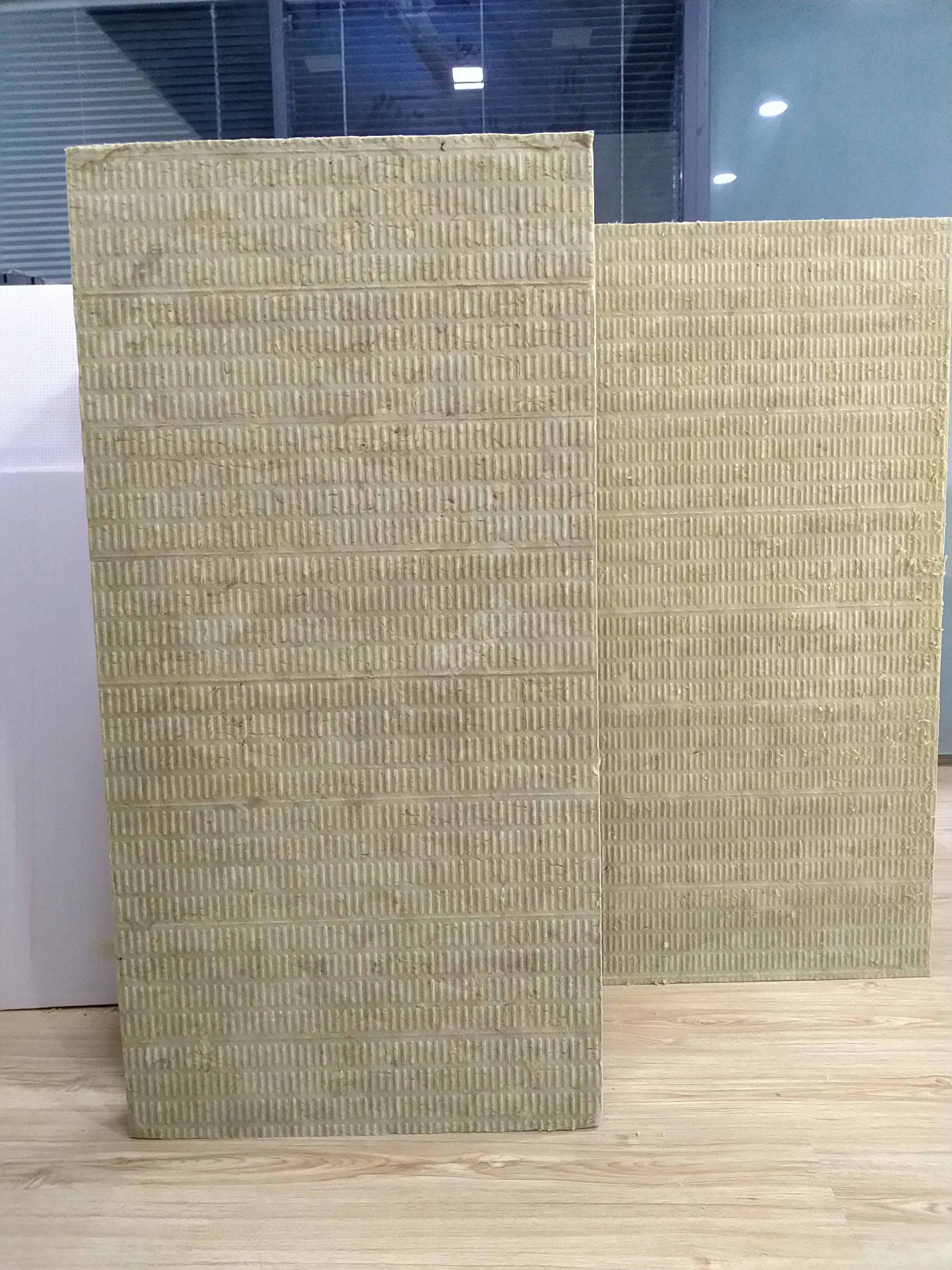 巖棉板在基礎防水保護層中應用的注意事項